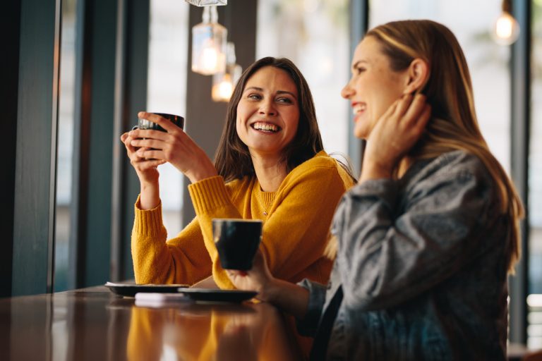 steps to stop drinking, friends getting coffee together