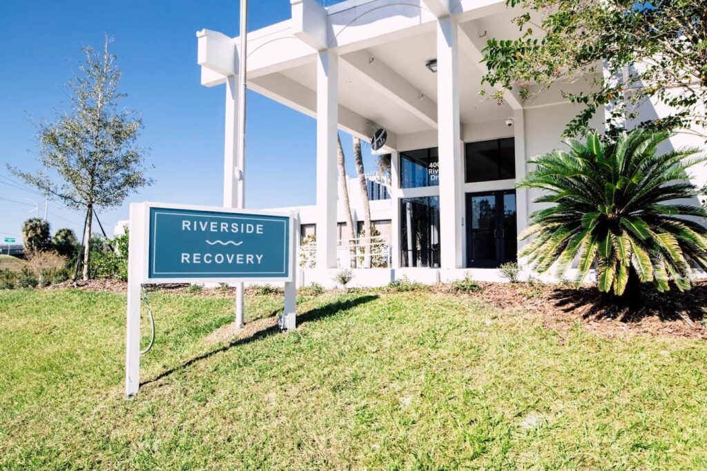 Exterior of the Riverside Recovery of Tampa addiction treatment campus